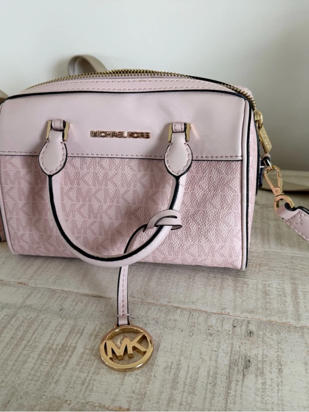 MICHAEL KORS Pale Pink Crossbody Satchel with Gold Logo Charm - Picture 2 of 7